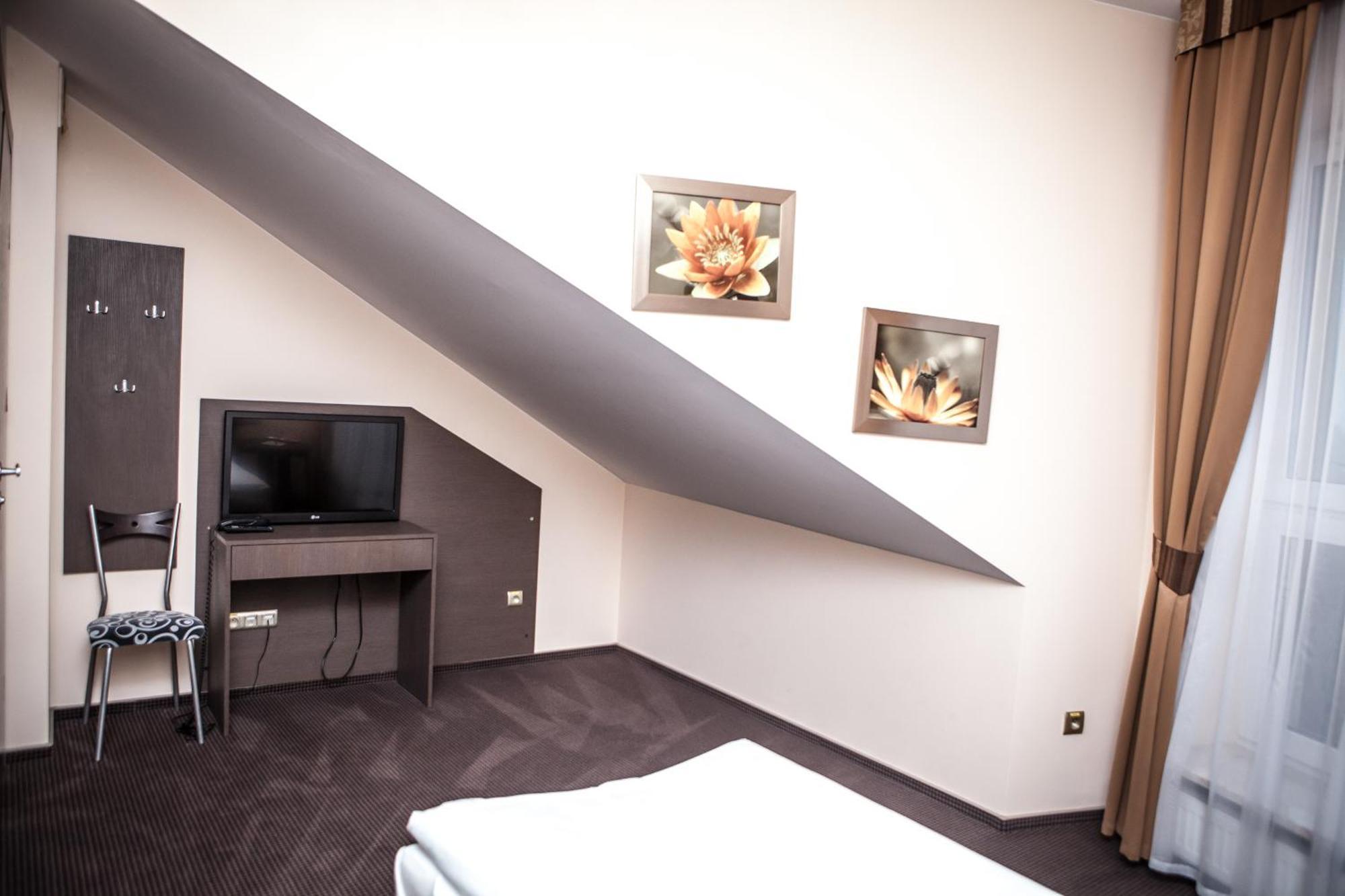 Hotel Sokolowska Airport Modlin Nowy Dwór Mazowiecki Стая снимка