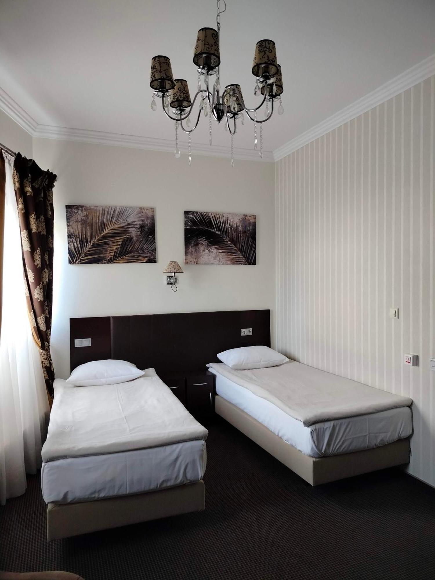 Hotel Sokolowska Airport Modlin Nowy Dwór Mazowiecki Екстериор снимка