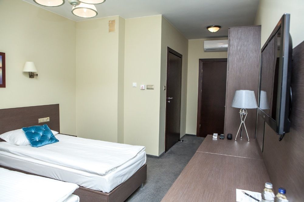 Hotel Sokolowska Airport Modlin Nowy Dwór Mazowiecki Екстериор снимка