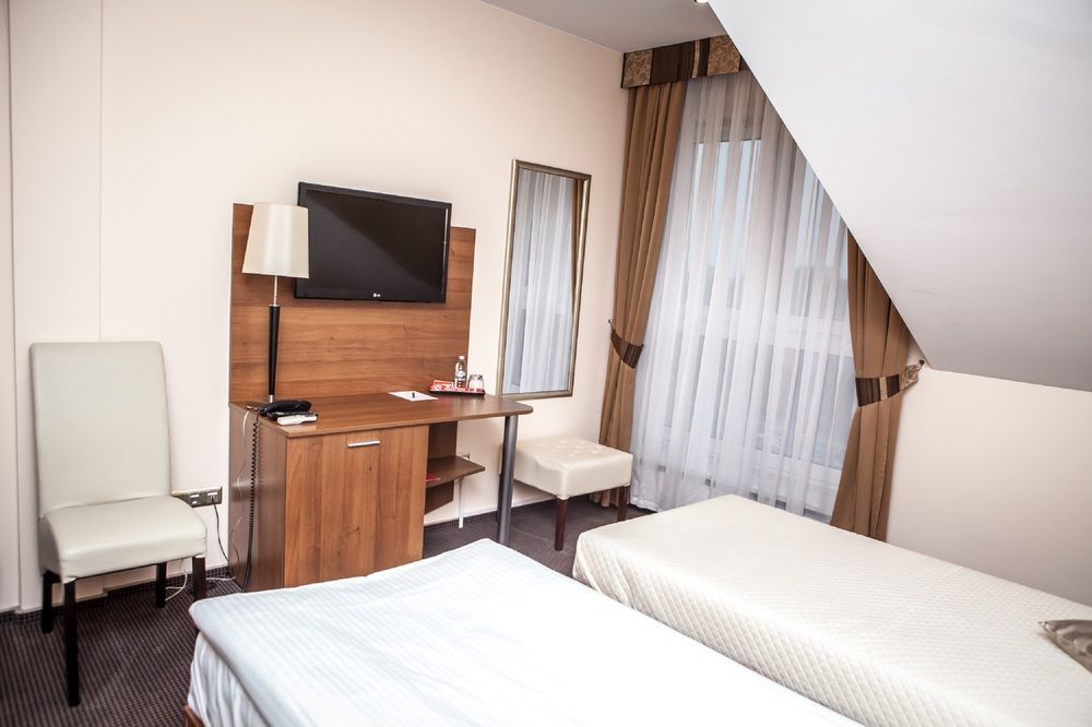 Hotel Sokolowska Airport Modlin Nowy Dwór Mazowiecki Екстериор снимка