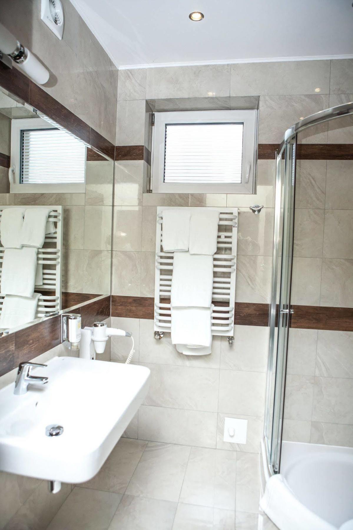 Hotel Sokolowska Airport Modlin Nowy Dwór Mazowiecki Екстериор снимка